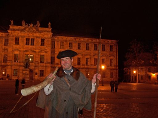 Nachtwächter vor dem Schloss